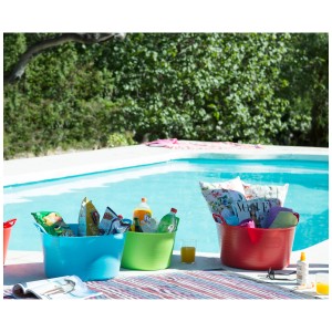 Seaux en caoutchouc Flexitub (rouge, bleu, vert) au bord de la piscine avec des collations et des boissons.