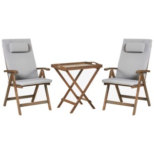 Beliani Bistro-Set Amantea Premium: 2 Akazienholz-Klappstühle mit hellgrauen Kissen und Klapptisch.
