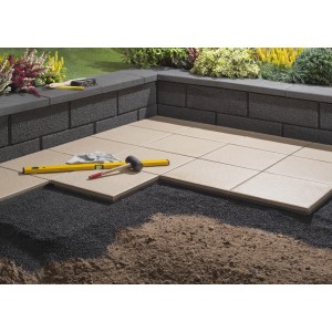 Pose de demi-pierres anthracite pour murs de jardin et de dalles de terrasse. Outils prêts.