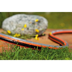 Tubo flessibile Gardena (5/8) 50m su erba, flessibile e indeformabile.