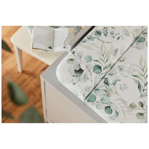 Matelas à langer large Rotho Natural Leaves sur commode, motif feuilles.