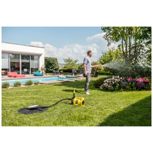 Kärcher BP 5.000 Garden en utilisation : Arrosage des fleurs dans le jardin.