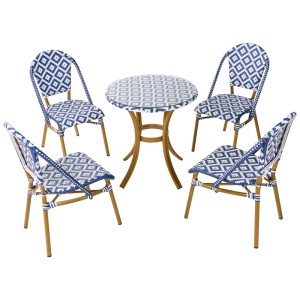 Ensemble de mobilier de jardin Beliani Rifreddo : table avec 4 chaises en polyrotin bleu et blanc avec plateau en verre.