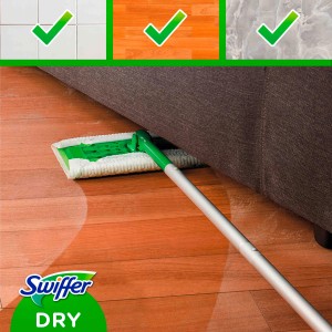 Lingettes sèches pour sols Swiffer Recharge (36 pièces) en utilisation sous un canapé sur un plancher en bois.