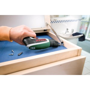 Avvitatore a batteria Bosch Ixo con attacco eccentrico in uso per la costruzione di mobili.