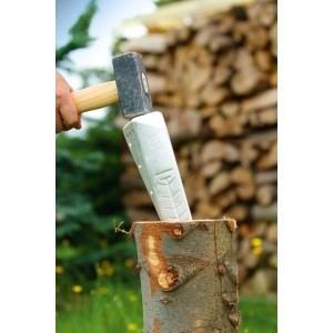 LUX Alu-Drehspaltkeil Comfort utilisé avec un marteau pour fendre le bois.