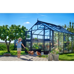 Serra Juliana Premium 10 Antracite con bambino, galline e piante in giardino.