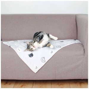 Couverture grise Trixie avec motifs de chats pour chiens et chats sur un canapé.