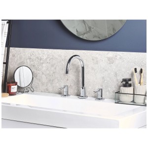 Miscelatore lavabo a 3 fori Sipi in ottone argentato su lavabo bianco.
