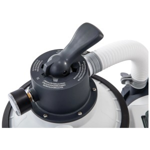 Gros plan du système de filtration à sable Intex Krystal Clear SX925 avec manomètre et raccord de tuyau.