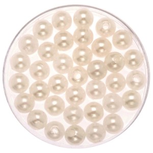 Glänzende, weiße Glorex Dekoperlen (10 mm) mit Lochung in transparenter Dose für Bastelarbeiten.