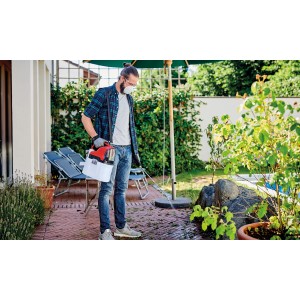 Homme utilisant le pulvérisateur à batterie Einhell GE-WS 18/75 Li-Solo dans le jardin pour l'entretien des plantes.