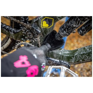 Muc-Off Two Prong Reinigungsbürste in Aktion: Fahrradpflege für schwer erreichbare Stellen.
