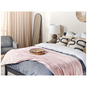 Coperta rosa Bayburt (200x220 cm) su letto con decorazioni. Morbida coperta per camera da letto o soggiorno.