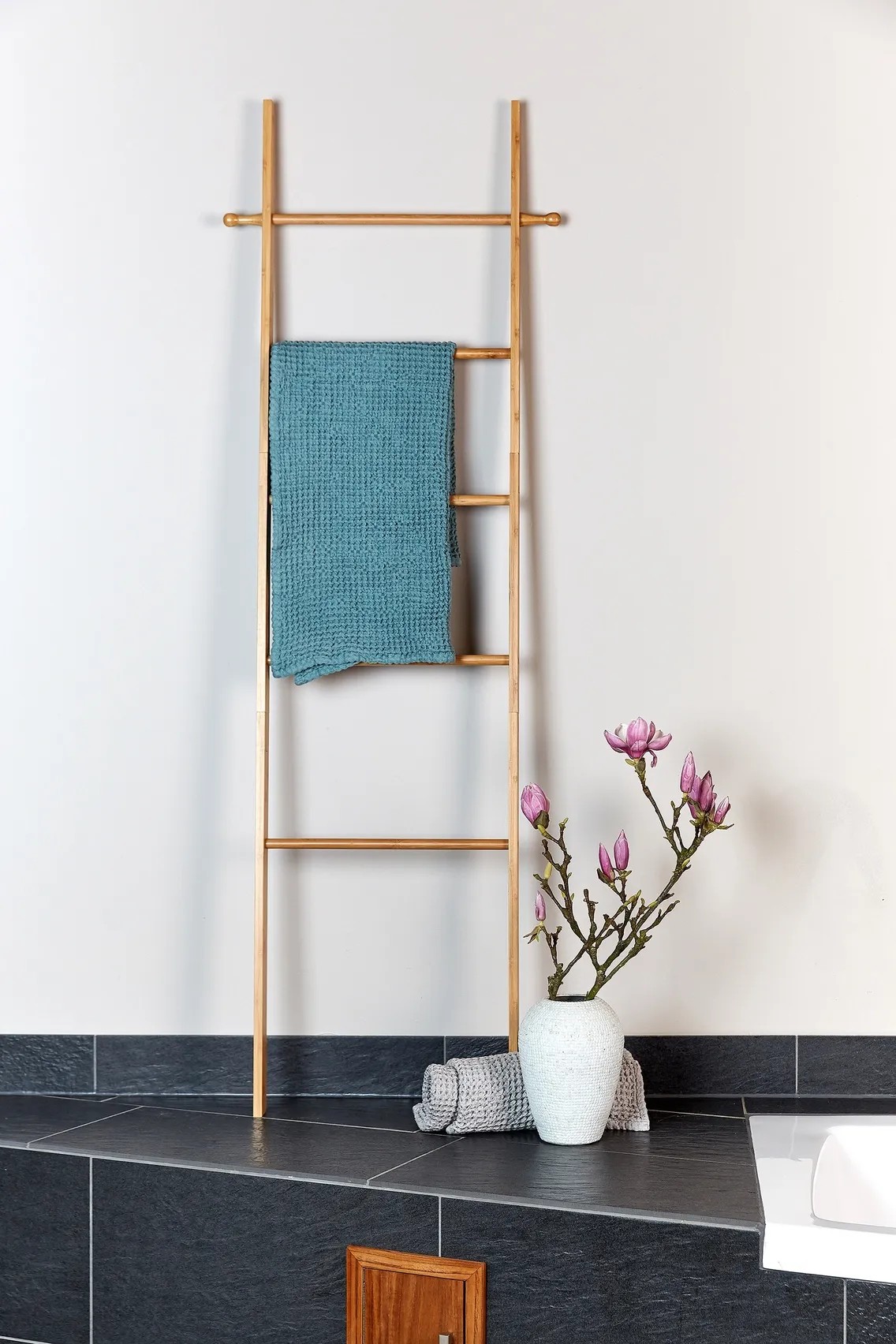Porte-serviettes En Bambou Avec Panier à Linge - Étagère échelle Pour Salle De Bain, 43x35x133 Cm, Gain De Place