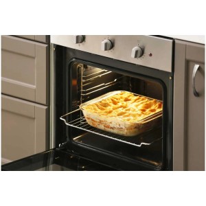 Foto eines Ofens mit Lasagne, beleuchtet durch eine Paulmann Halogen-Stiftsockellampe.