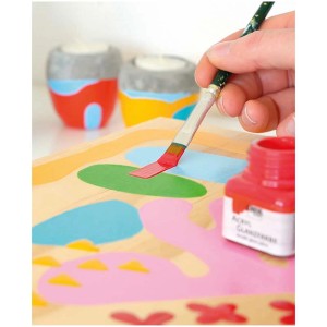Set de peintures acryliques Kreul : main peignant une planche en bois avec un pinceau et de la peinture rouge brillante.