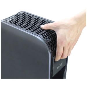 Termosifone elettrico Mill Gentle Air nero, a olio, con griglia a nido d'ape. Una mano tocca il moderno apparecchio.