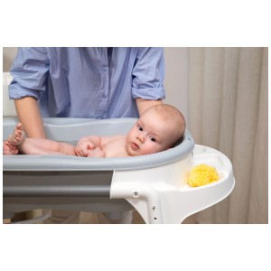 Bébé dans la station de bain Rotho Top Stone gris-blanc. Baignoire avec étagère et éponge.