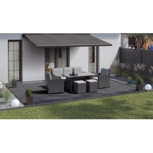 Posa di lastre per patio in gres porcellanato scuro Manhattan 60x60 cm con salotto su terrazza.