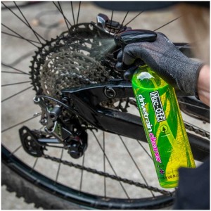 Muc-Off Antriebsreiniger in Anwendung auf Fahrradkette und Ritzelpaket.