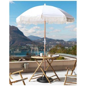 Weißer Beliani Sonnenschirm Mondello mit Fransen und Holzmast vor Bergkulisse.