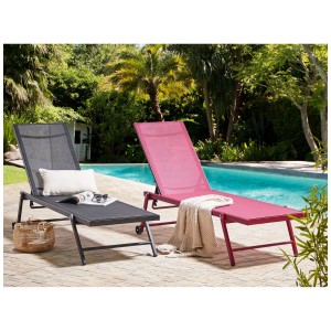 Due lettini da giardino Portofino neri e rosa con rivestimento in tessuto e struttura in alluminio a bordo piscina.