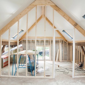 Holzkonstruktion im Dachausbau mit Fichte/Tanne Holzlatten als Ständerwerk.