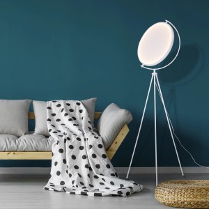 Lampada da terra bianca Näve Munega, alta 156 cm, in soggiorno con divano e coperta.