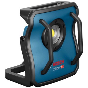 Faretto da lavoro a LED a batteria Bosch Professional GLI 18V-4000 C, blu con robusto alloggiamento in metallo.