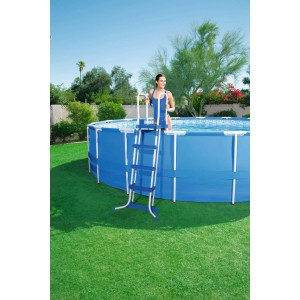 Scala per piscina 122 cm a bordo piscina con donna in costume.