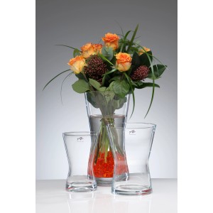 Vaso in vetro Sandra Rich, alto 30 cm, con bouquet e due vasi più piccoli in primo piano.
