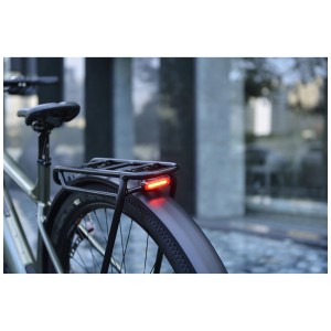 Feu arrière Infini E-Bike Candela, 6-36V, noir, monté sur un vélo et allumé.