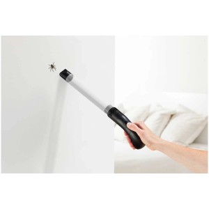 Aspiratore per ragni e insetti Windhager in uso, per rimuovere un ragno dal muro.
