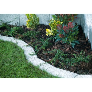 Bordure de gazon « Mini » blanche hydrofuge comme bordure de pelouse dans le jardin.