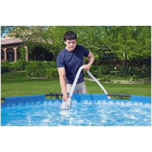 Pompe submersible Bestway en cours d'utilisation pour vider l'eau de la piscine.