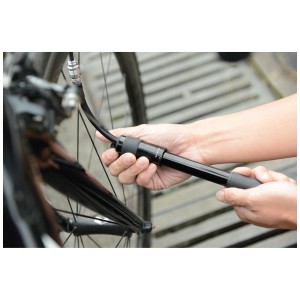 Birzman Velocity Road Fahrradpumpe in Schwarz beim Aufpumpen eines Fahrradreifens.