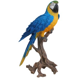 Gelber Ara-Papagei als Gartendeko Figur auf einem Ast, detailreich und farbenfroh.