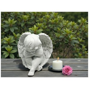 Sitzende Engelfigur aus Polyresin, weiß, 12,3 cm, mit Kerze und Rose als Grabdekoration.