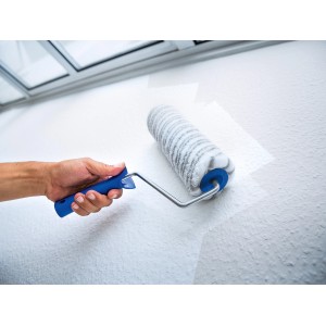 Rouleau dispersion LUX 25cm en utilisation : rouleau à manche bleu peignant un mur blanc.