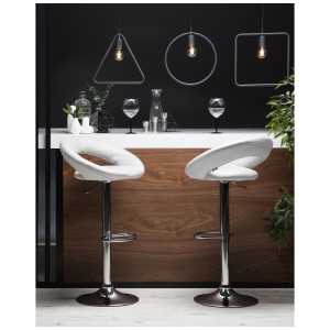 Deux tabourets de bar Beliani Peoria blancs en similicuir avec structure chromée sur fond sombre.