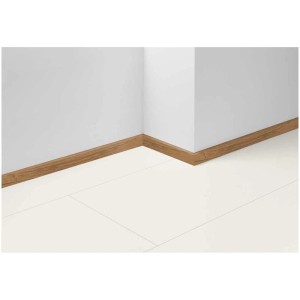 Battiscopa Parador SL 3 rovere D081 su parete e pavimento bianchi.