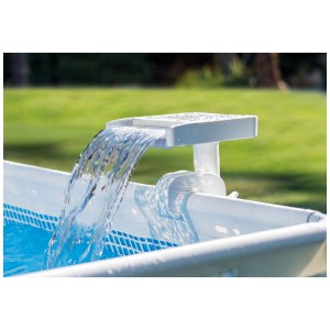 Cascade LED multicolore Intex au bord de la piscine avec écoulement d'eau. Éclairage de piscine flexible.