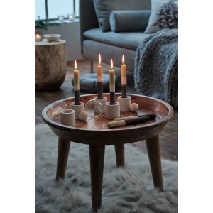 Ultrament Craft Concrete: Candele ed elementi decorativi disposti su un tavolo di legno.