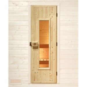 Porte de sauna Weka en bois massif avec insert en verre et poignée, installée dans un mur en bois.