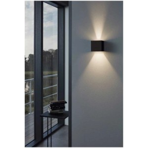 Schwarze, würfelförmige Eglo LED-Aussenwandleuchte Calpino mit warmweissem Licht an grauer Wand.