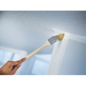 Pennello angolare LUX 75 mm mentre dipinge un angolo. Ideale per pittura a emulsione.