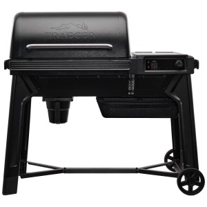 Barbecue à pellets Traeger Woodridge en acier noir avec contrôle digital et roues.