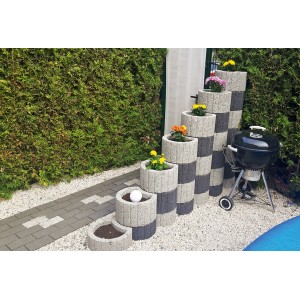 Anneaux de plantation anthracite petits 35x20 cm empilés avec fleurs et barbecue dans le jardin.