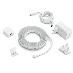 Philips Hue Lightstrip Plus V4 Basis-Set 2m: LED-Streifen, Netzteil und Zubehör auf weißem Hintergrund.
